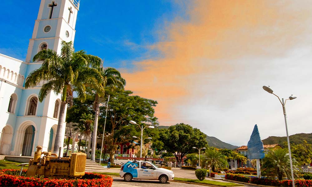 Foto do veículo da MacaubasNet na praça de Macaúbas