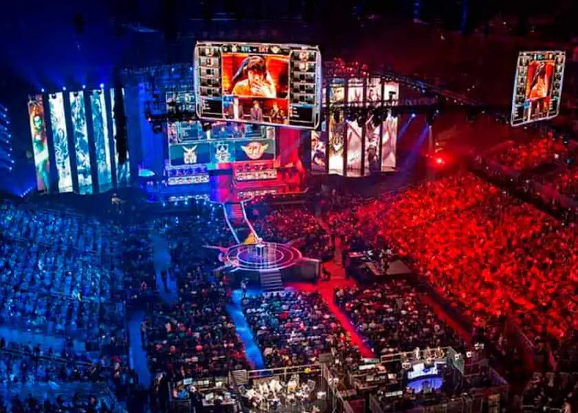 Foto de uma arena lotada durante um torneio de eSports